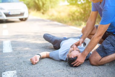 ilk yardım trafik kazasında veren adam