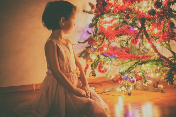 Petite Fille Près Sapin Noël — Photo