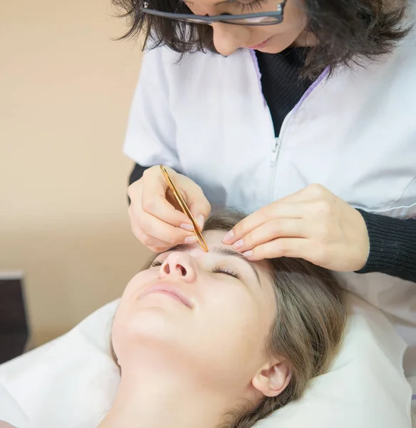 Woman Salon Professional Eyebrow Shaping — Stock Photo, Image