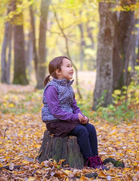 Hermosa Niña Para Tronco Árbol Sonriendo — Foto de Stock