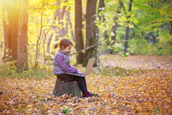 Hermosa Niña Para Tronco Árbol Sonriendo Chating Ordenador Portátil — Foto de Stock