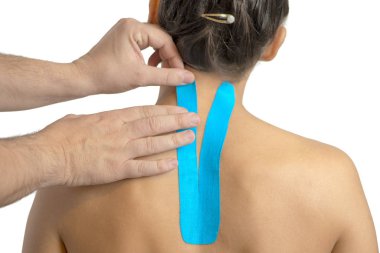 Fizyo bant ile kadın sırt üstü beyaz arka plan