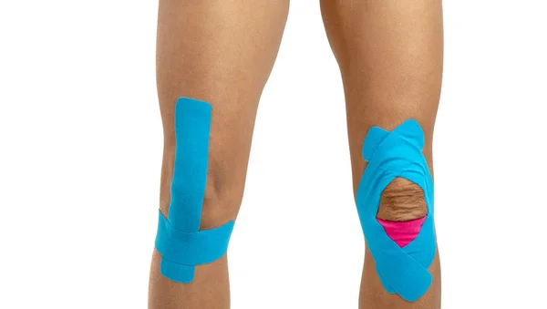 Vrouwelijke Knie Met Physio Tape Witte Achtergrond — Stockfoto