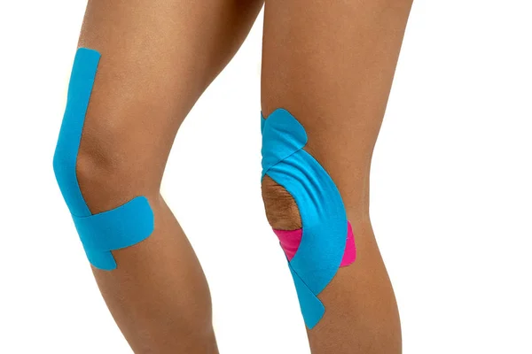 Vrouwelijke Knie Met Physio Tape Witte Achtergrond — Stockfoto