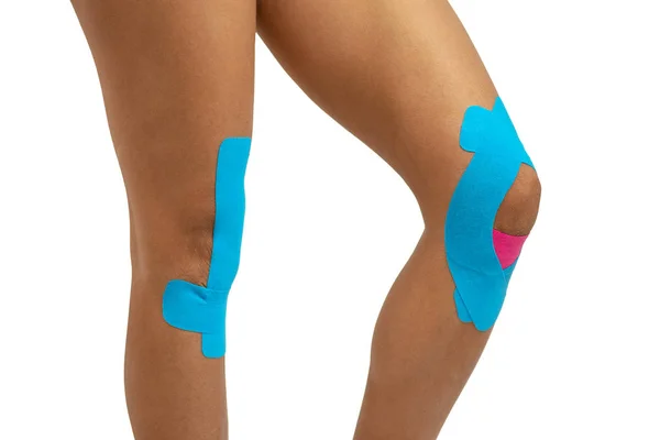 Weibliches Knie Mit Physiotape Auf Weißem Hintergrund — Stockfoto