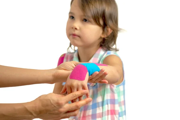 Mãe Aplicando Fita Kinisiologia Sua Filha Mão Ferida — Fotografia de Stock