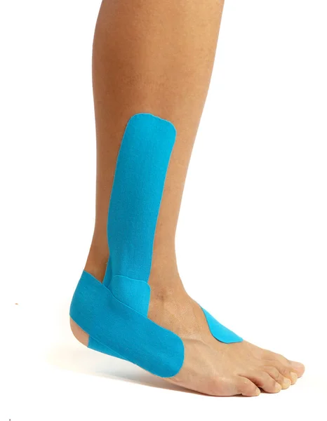 Женская Нога Физиологической Лентой Белом Фоне — стоковое фото