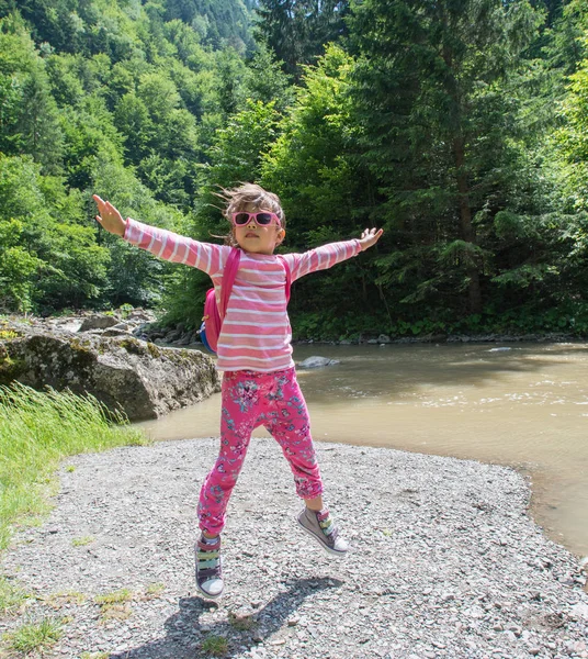 Kleines Mädchen Springt Die Natur — Stockfoto