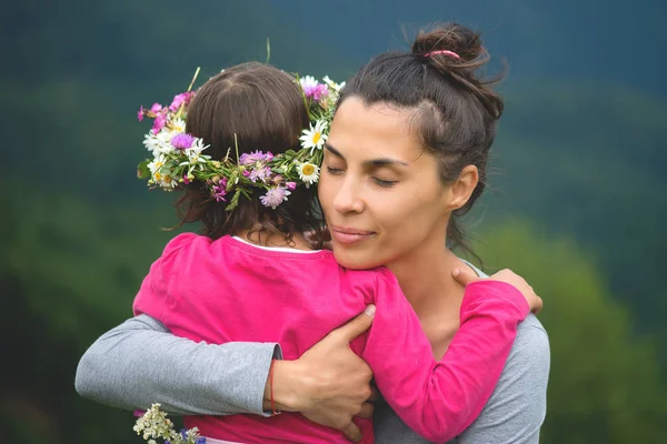 Madre Hija Abrazándose — Foto de Stock