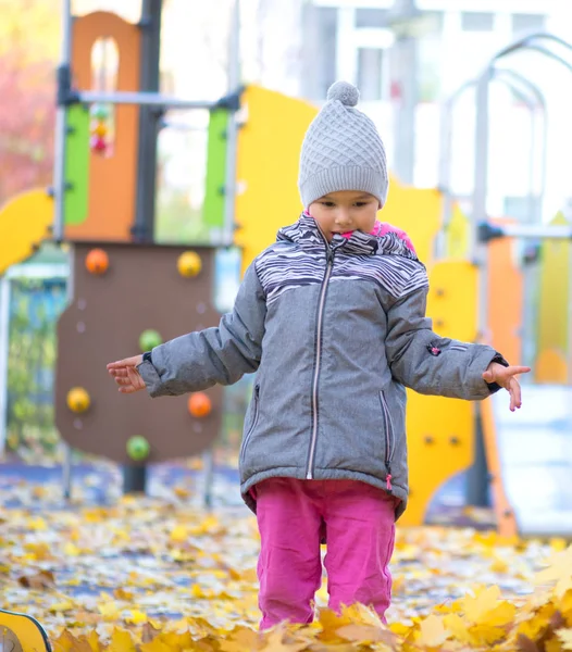秋天的小女孩在玩树叶 — 图库照片