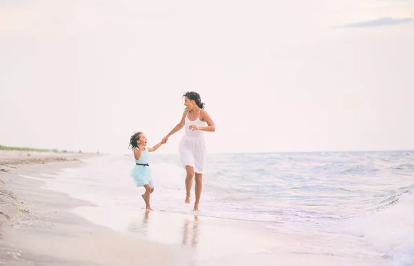 Moeder Haar Dochter Runing Plezier Het Strand — Stockfoto