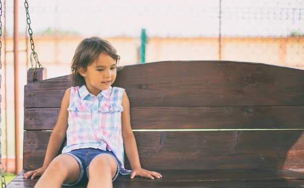 Petite Fille Assise Sur Banc Dans Parc Heure Jour — Photo