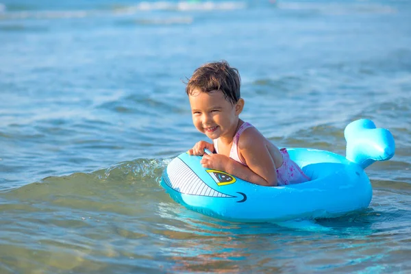 Menina Nadando Inflável Mar — Fotografia de Stock