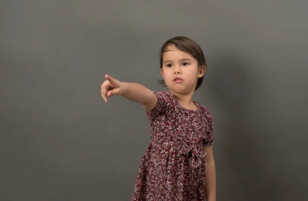 Junges Kleines Mädchen Zeigt Mit Dem Finger Isoliert — Stockfoto