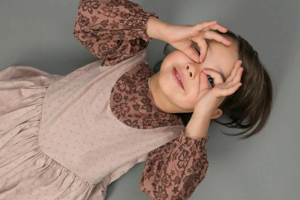 Menina Fazendo Óculos Seus Dedos — Fotografia de Stock