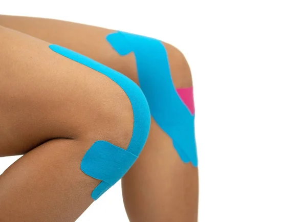 Frau Klebt Blaues Kinesio Tape Auf Das Verletzte Knie — Stockfoto