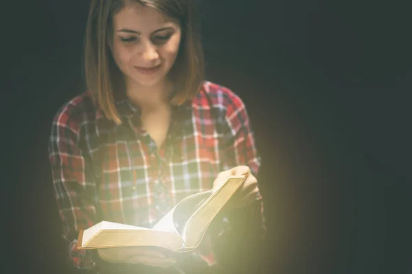 Junge Frau Liest Bibel Einem Dunklen Raum — Stockfoto