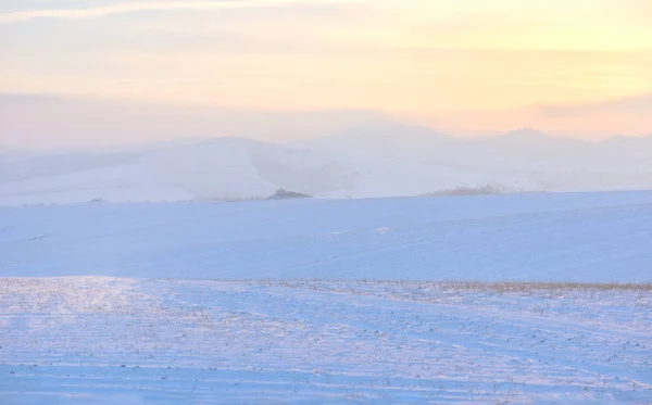 Günbatımı Karla Kaplı Tepeler Üzerinde — Stok fotoğraf