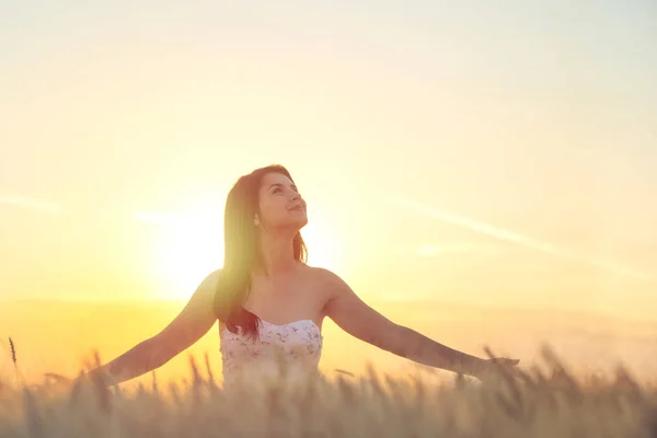 Junge Frau Blickt Den Himmel — Stockfoto