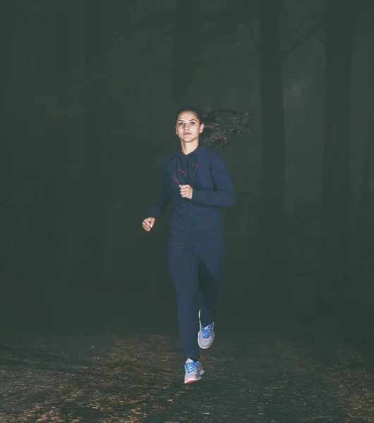 Femme Qui Court Dans Forêt Entraîne Fait Exercice Pour Endurance — Photo