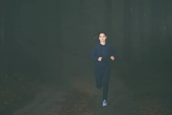 Femme Qui Court Dans Forêt Entraîne Fait Exercice Pour Endurance — Photo