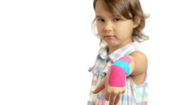 Kleines Mädchen Zeigt Ihr Bandagiertes Handgelenk Mit Kinesiobändern — Stockfoto