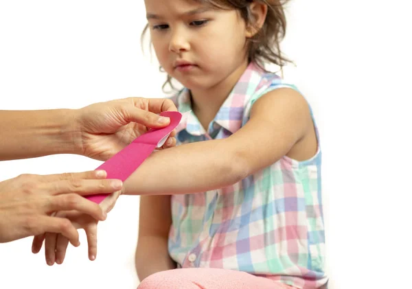 Mother Applying Kinisiology Tape Her Daughter Injury Hand — Stock Photo, Image
