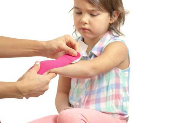Mother Applying Kinisiology Tape Her Daughter Injury Hand — Stock Photo, Image