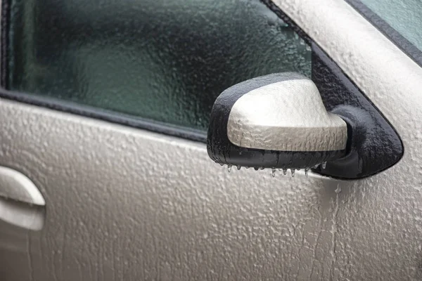 Araba soğuk havalarda buzlu yağmur sırasında buz kabuk kaplı. Yan m