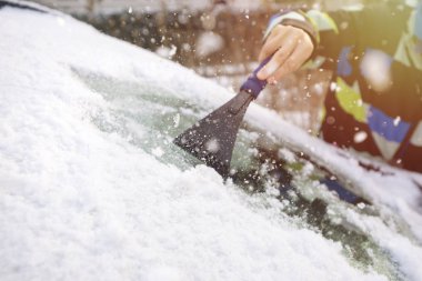 buz araba penceresinden kazıma