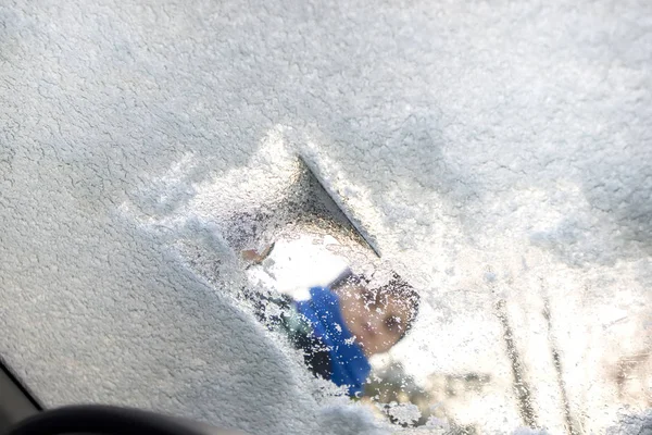Kış Sürüş Buz Bir Cam Fotoğraf Üzerinden Kazıma Oldu — Stok fotoğraf