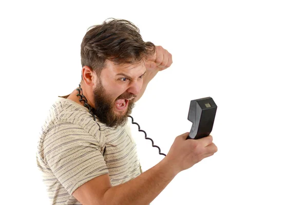 照片中 一名愤怒的男子在一个古老的手机上讲话 被隔离在白色背景上 — 图库照片
