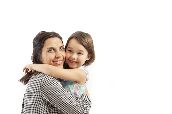 Retrato Filha Feliz Abraça Sua Mãe Isolada Branco — Fotografia de Stock