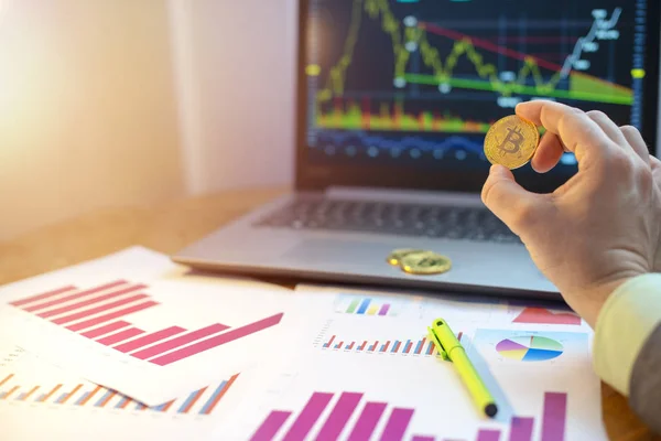 Hand Holding Bitcoin Front Laptop Diagrams Desk — Stock Photo, Image