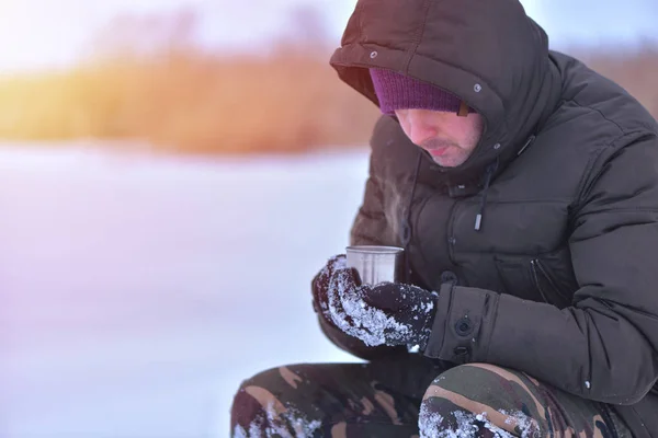 Vista Lateral Mano Masculina Guantes Sosteniendo Taza Con Café Caliente — Foto de Stock