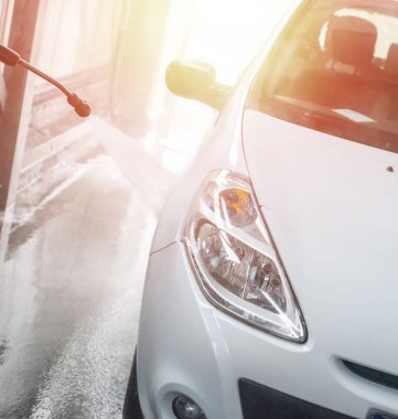 Akan su ve köpükle araba yıkama