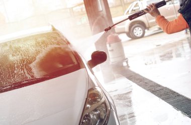 Akan su ve köpükle araba yıkama