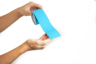 Özel Fizyo teyp tutan eller beyaz arka plan üzerinde rulo