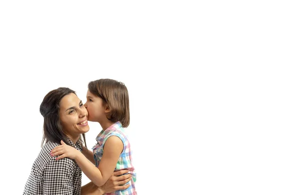 Ritratto Figlia Felice Che Bacia Madre Isolata Sfondo Bianco — Foto Stock