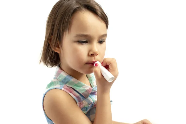 Retrato Menina Pequena Pinta Lábios Com Batom Isolado Fundo Branco — Fotografia de Stock