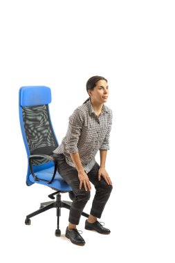 Office sandalyede oturan ve egzersizleri yapıyor kadın.
