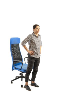 Office sandalyede oturan ve egzersizleri yapıyor kadın.