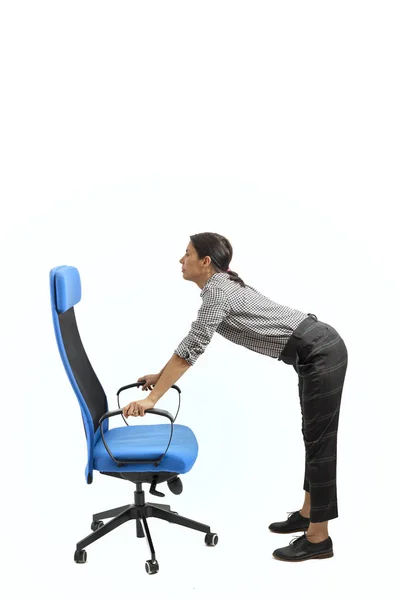 Donna Che Esercizi Mentre Seduto Sulla Sedia Ufficio — Foto Stock
