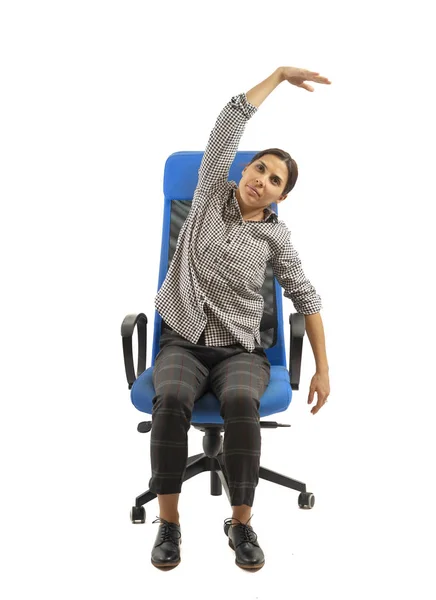 Mulher Fazendo Exercícios Enquanto Senta Cadeira Escritório — Fotografia de Stock