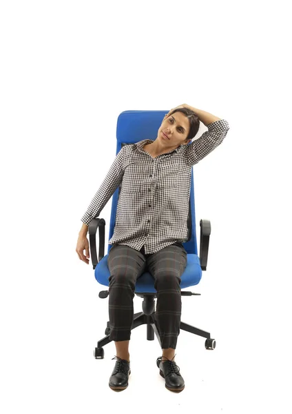 Donna Che Esercizi Mentre Seduto Sulla Sedia Ufficio Isolare — Foto Stock
