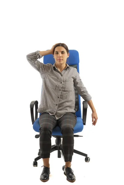 Γυναίκα Κάνει Ασκήσεις Ενώ Κάθεται Στην Καρέκλα Γραφείου — Φωτογραφία Αρχείου