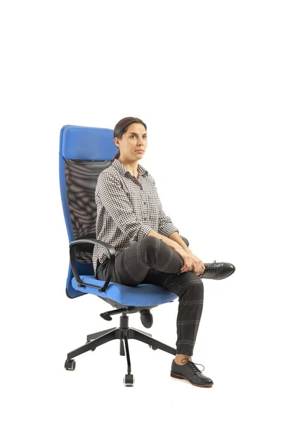 Žena Která Dělá Cvičení Při Sezení Kancelářské Židli — Stock fotografie