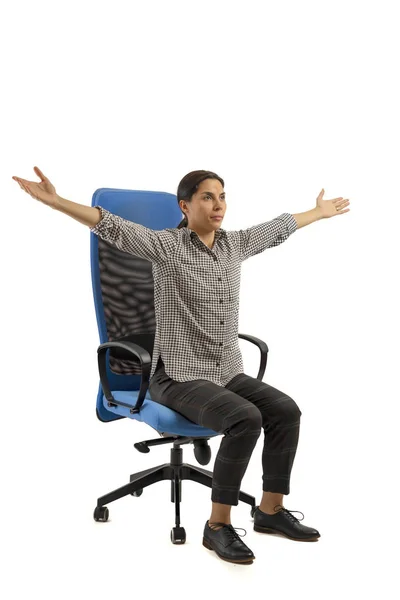 Mujer Sentada Silla Oficina Haciendo Ejercicios — Foto de Stock
