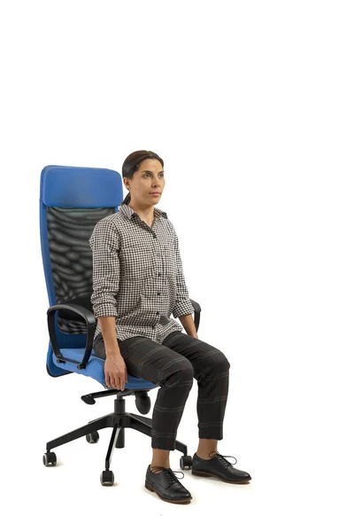 Mulher Sentada Cadeira Escritório Fazendo Exercícios — Fotografia de Stock