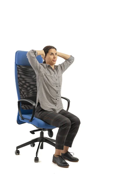 Kobieta Siedzi Fotelu Biurowym Robi Porusza Głową — Zdjęcie stockowe